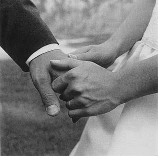 لماذا نبكي عندما نحب؟ Holding hands